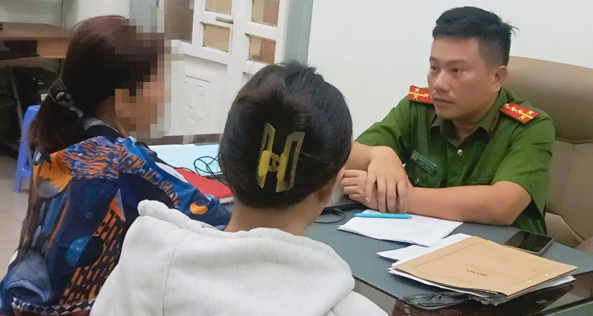 Read more about the article Đòi cô gái chuyển cả tỷ đồng rồi bắt người mẹ nộp tiền ‘chuộc con’