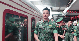 Read more about the article Dòng người ‘vây kín’ thượng úy Lê Hoàng Hiệp tại ga Hà Nội