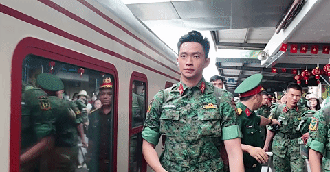 You are currently viewing Dòng người ‘vây kín’ thượng úy Lê Hoàng Hiệp tại ga Hà Nội