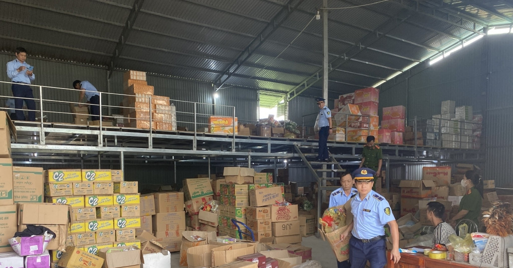 You are currently viewing Đột kích kho hàng lậu 34.000 sản phẩm, phát hiện chân gà, xúc xích thối rữa