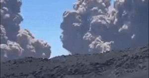 Read more about the article Du khách kể trải nghiệm kinh hoàng khi ở gần ngọn núi lửa phun trào dữ dội