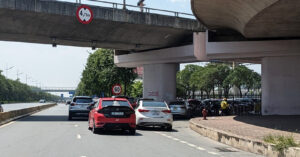 Read more about the article Dừng đỗ xe tránh nắng dưới gầm cầu vượt có thể bị CSGT phạt nặng đến mức nào?