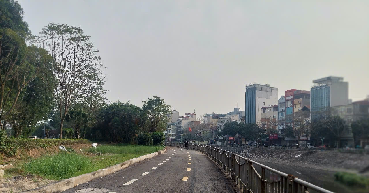 You are currently viewing Đường dành cho xe đạp ‘vắng lặng’ giờ cao điểm, sao không cho xe máy đi vào?