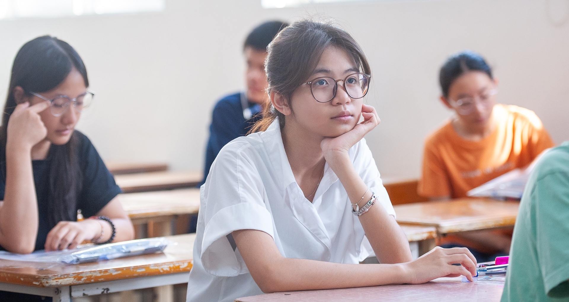 Read more about the article Hơn 6.300 thí sinh giành suất vào lớp 10 Chuyên Tự nhiên và Chuyên Ngoại ngữ
