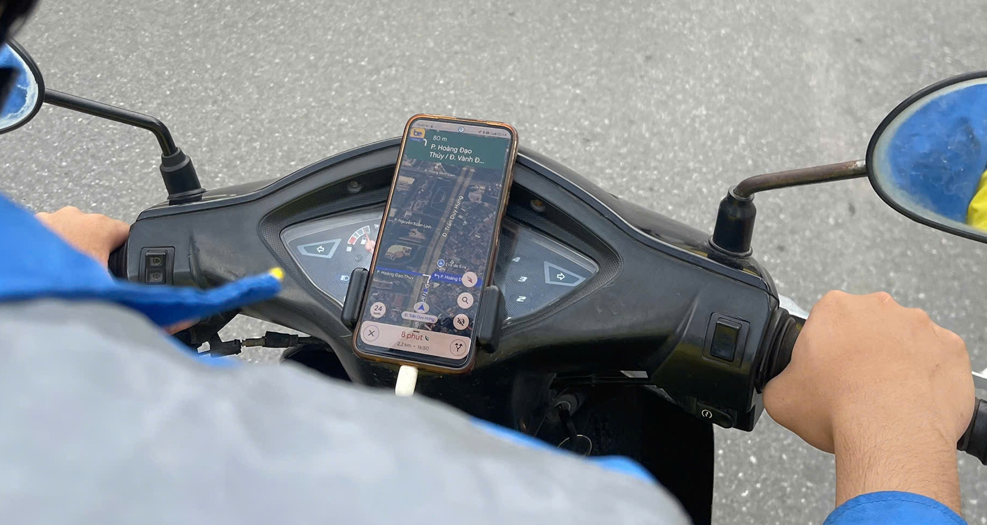 You are currently viewing Sử dụng điện thoại gắn trên xe máy khi tham gia giao thông có vi phạm luật?