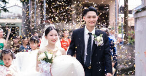 Read more about the article Gặp thử thách khó nhằn khi đón dâu, chú rể Hà Nội bật cười gọi anh em giải cứu