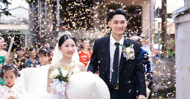 You are currently viewing Gặp thử thách khó nhằn khi đón dâu, chú rể Hà Nội bật cười gọi anh em giải cứu