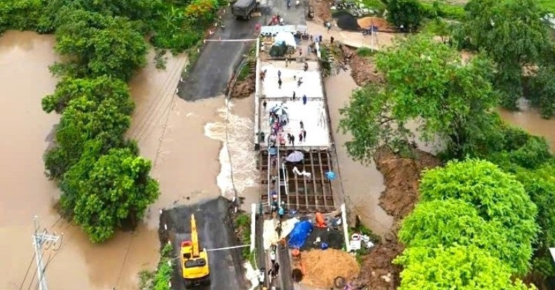 You are currently viewing Mưa lớn khiến quốc lộ 25 bị chia cắt, giao thông tê liệt nhiều giờ