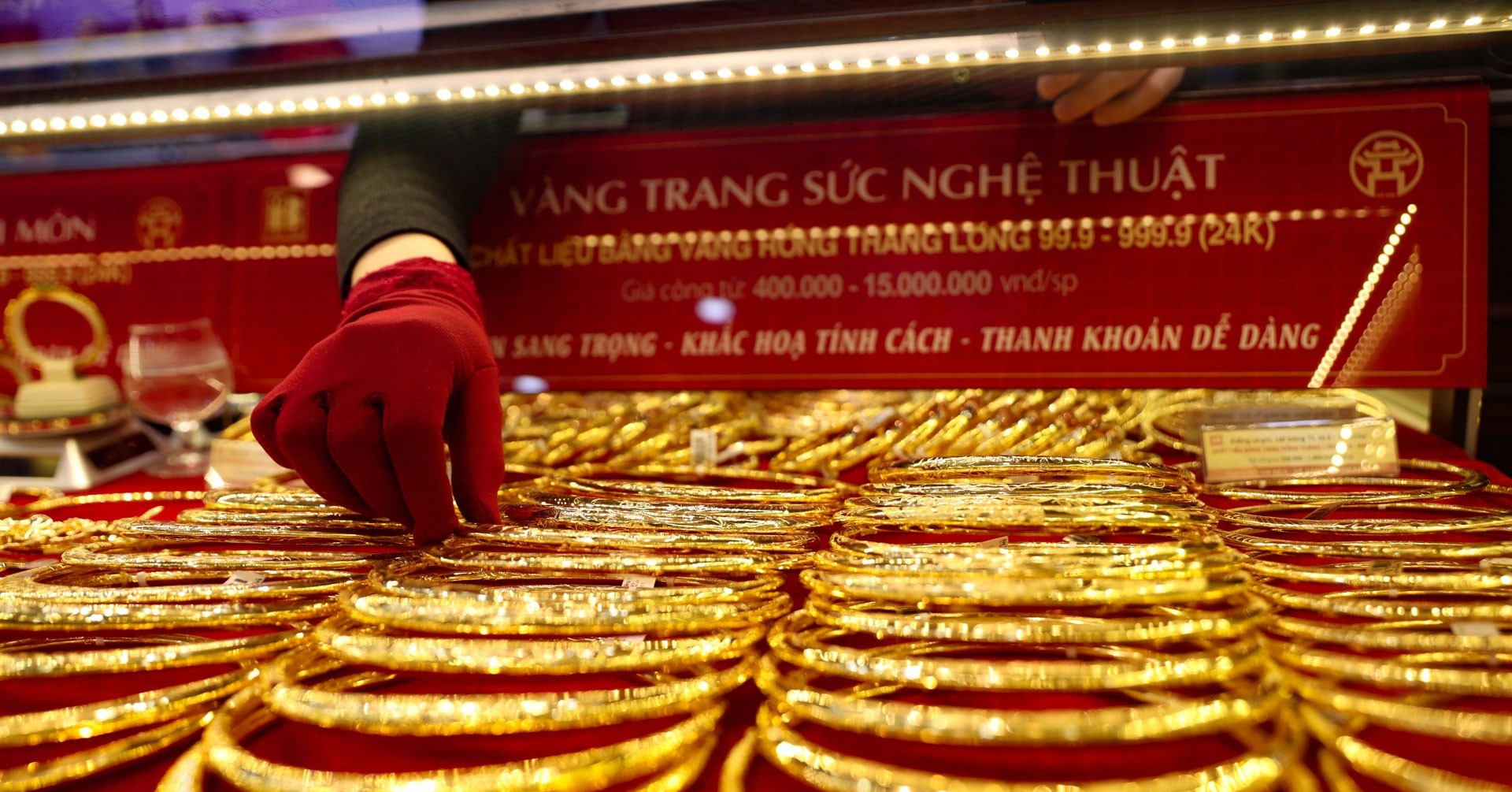 You are currently viewing Giá vàng và giá USD đã tăng bao nhiêu trong 5 tháng đầu năm nay?