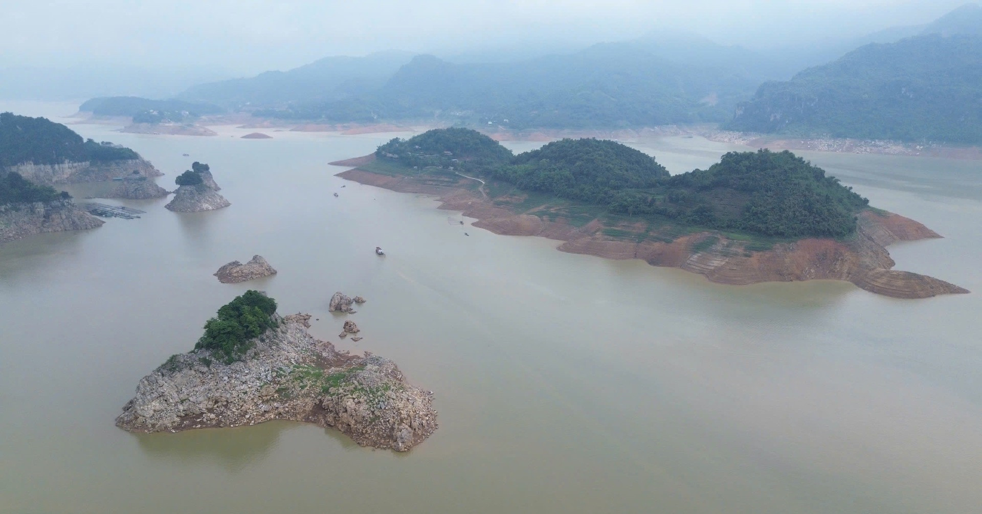 You are currently viewing Giám đốc công ty thuỷ điện nêu lý do mực nước hồ Hoà Bình tụt 40m