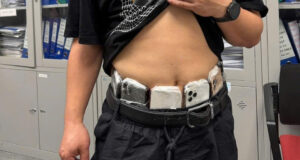 Read more about the article Giấu 64 điện thoại trên người để qua mặt hải quan sân bay Nội Bài