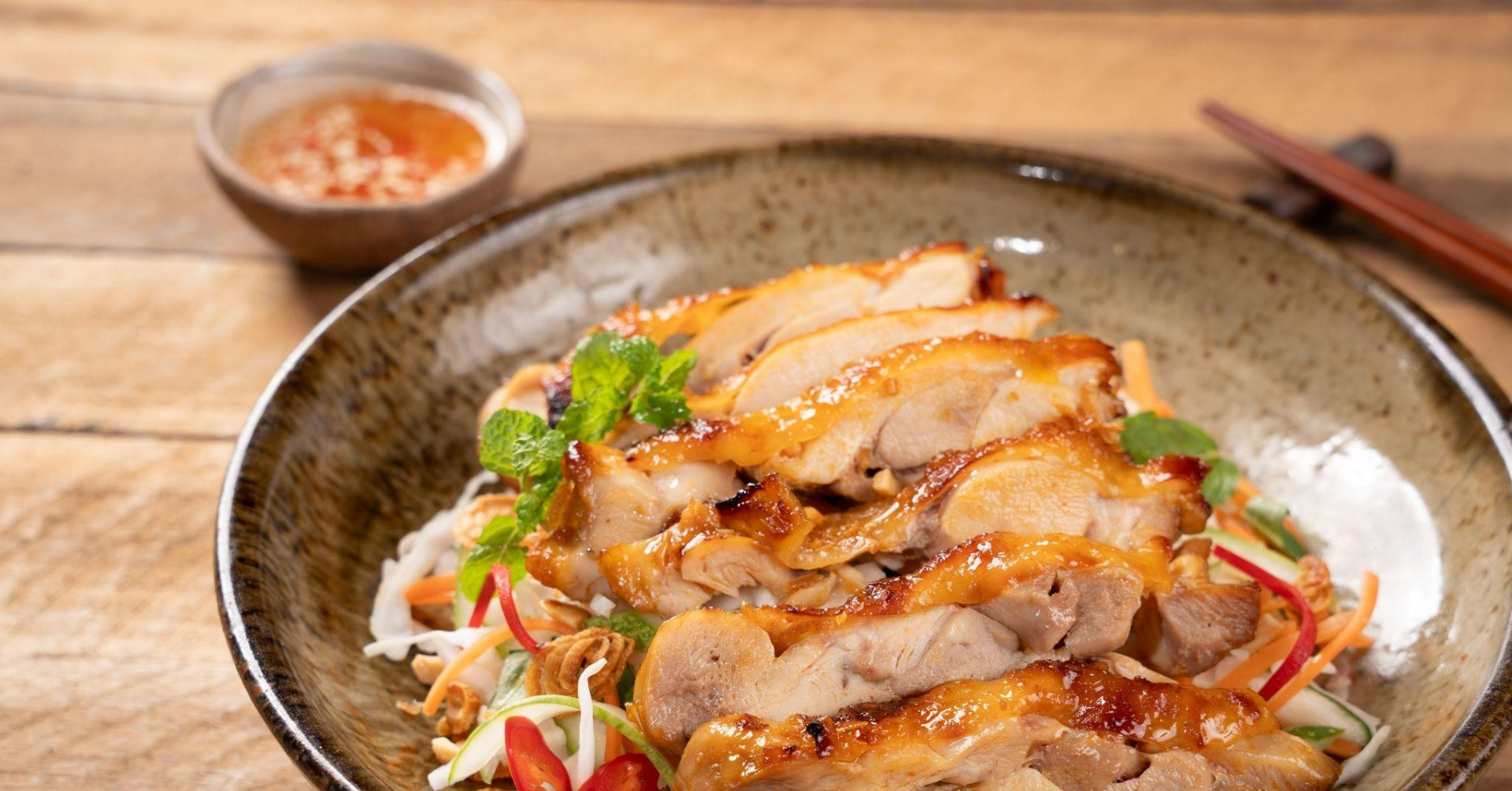 Read more about the article Gỏi gà Mỹ nướng sả