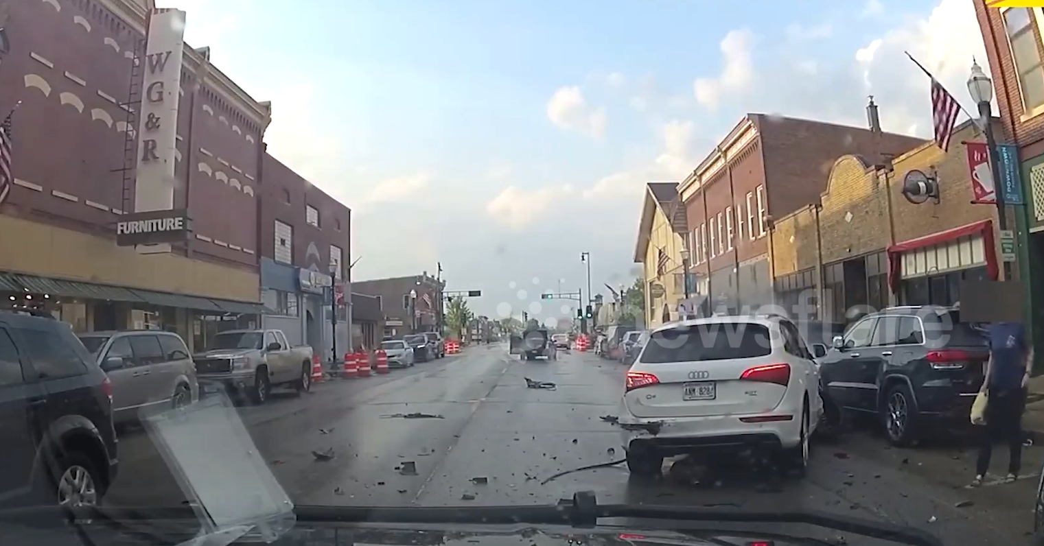 You are currently viewing Bị cảnh sát ruy đuổi, xe nghi phạm xé gió 130 km/h đâm 8 ô tô liên hoàn