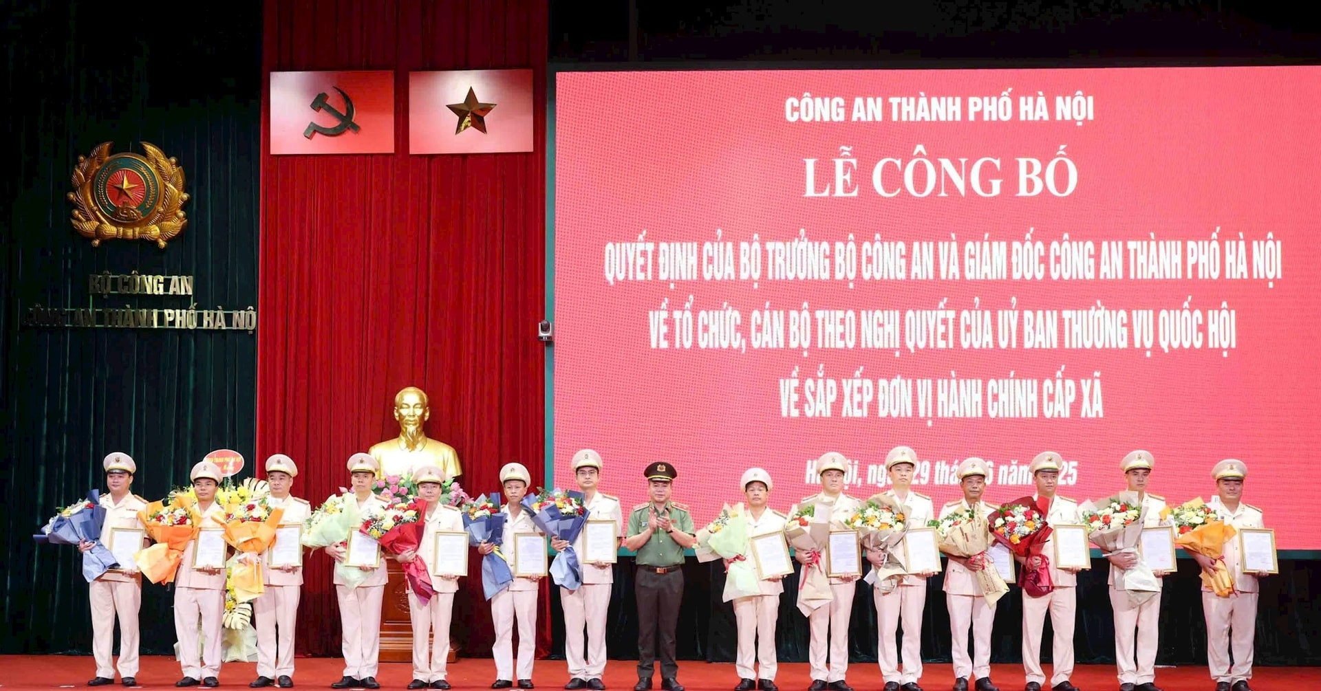 You are currently viewing Hà Nội công bố tổ chức, cán bộ Công an 126 xã, phường