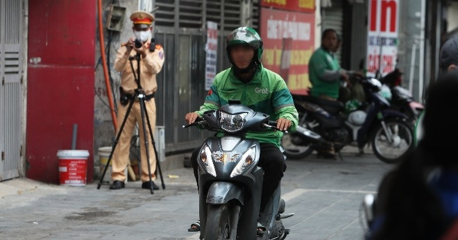 You are currently viewing Hà Nội quyết dẹp ‘nạn’ xe máy đi lên vỉa hè, một góc phố phạt 100 triệu đồng