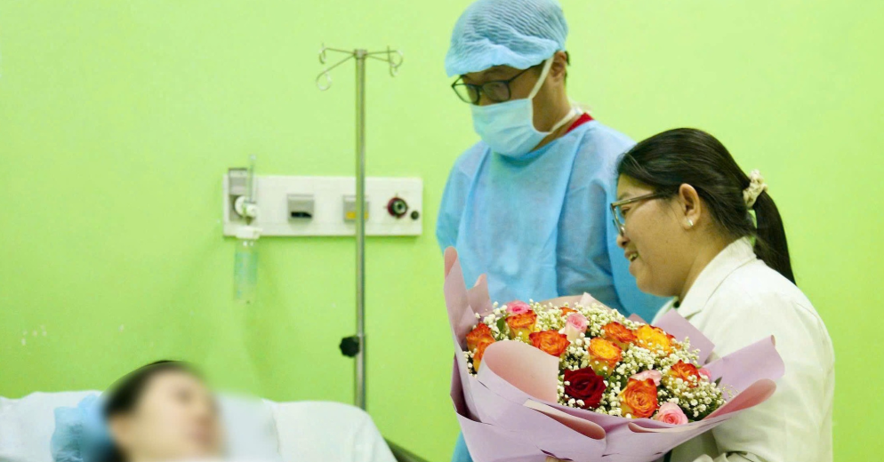 Read more about the article Hai bác sĩ Việt đưa sản phụ Singapore được can thiệp bào thai về nước an toàn
