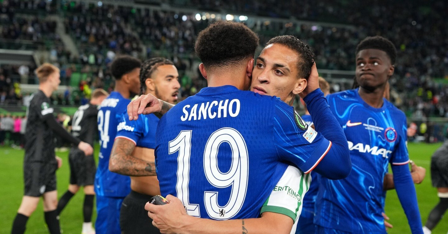 You are currently viewing Hai cầu thủ bất ngờ bị gạt khỏi danh sách bán áo của MU