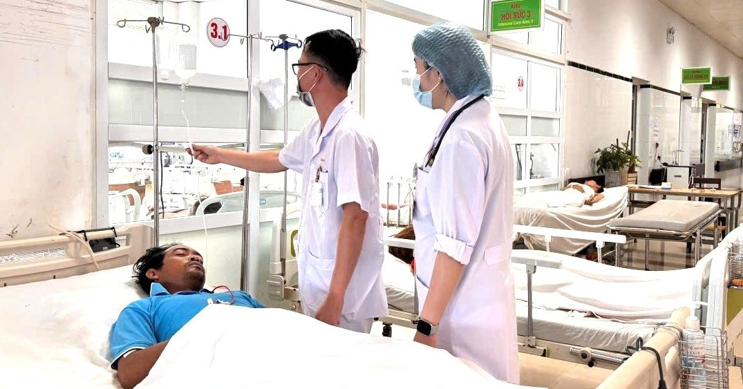 Read more about the article Hái nấm lạ về ăn lẩu hải sản, 7 người nhập viện