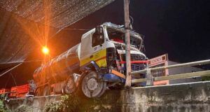 Read more about the article Hai ô tô tông nhau đến móp méo, 1 xe mất lái treo lơ lửng trên lan can