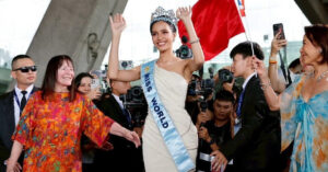 Read more about the article Hàng nghìn người hò reo tại sân bay đón Hoa hậu Thế giới 2025 về nước