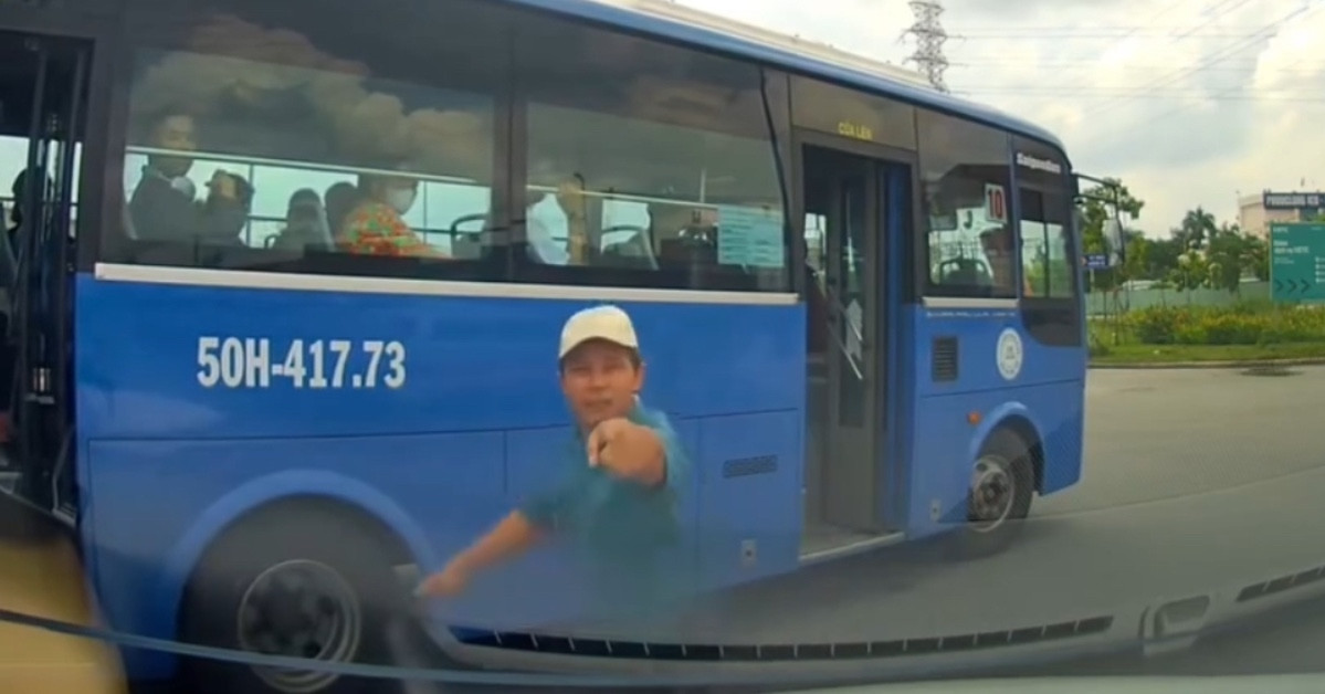 Read more about the article Hành động nguy hiểm giữa đường của tài xế xe buýt ở TPHCM, hành khách khiếp vía