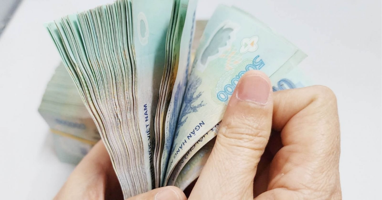 Read more about the article Hẹn 3 người đàn ông đến chung cư gặp ‘sếp’ rồi lừa đảo lột sạch tiền