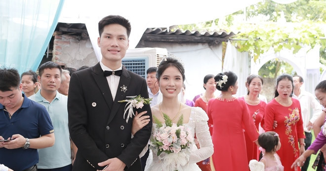 Read more about the article Hẹn hò qua ô cửa sổ, cặp đôi nhà sát vách ở Hà Nội có màn đón dâu thần tốc