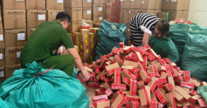 Read more about the article Hình ảnh cảnh sát khám xét kho hàng của chủ kênh TikTok Gia đình Hải Sen