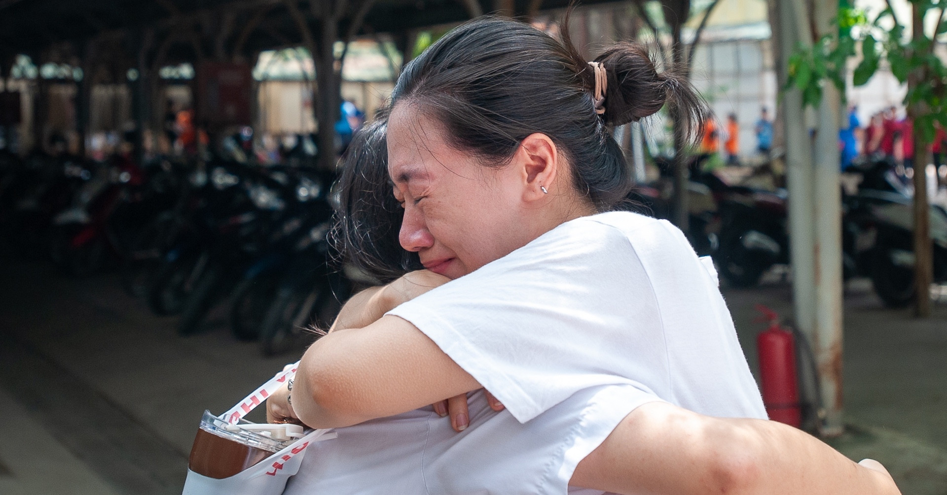 You are currently viewing Hình ảnh ngập nước mắt trong ngày cuối kết thúc kỳ thi vào lớp 10 Hà Nội 2025