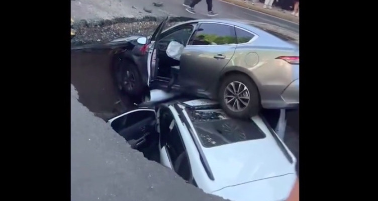 You are currently viewing Hố tử thần xuất hiện khiến 2 ô tô ‘biến mất’ giữa đường