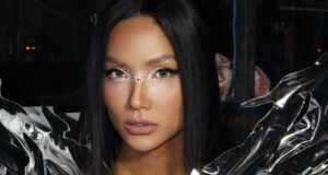 Read more about the article H’Hen Niê mang bầu 4 tháng vẫn catwalk thần thái