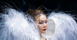 Read more about the article Hoa hậu Quốc tế Thanh Thủy ‘đọ sắc’ siêu mẫu Thanh Hằng trên sàn catwalk