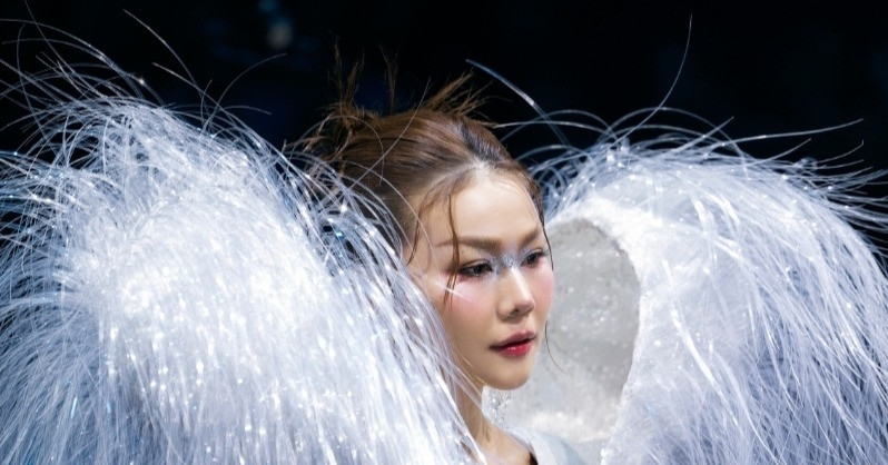 Read more about the article Hoa hậu Quốc tế Thanh Thủy ‘đọ sắc’ siêu mẫu Thanh Hằng trên sàn catwalk