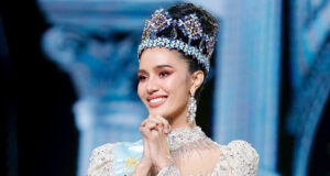 Read more about the article Hoa hậu Thế giới 2025 bật khóc, quỳ cảm ơn giữa biển người hâm mộ