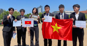 Read more about the article Học sinh Việt Nam giành 2 Huy chương Vàng Olympic Vật lý châu Âu năm 2025