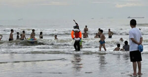 Read more about the article Hơn 20 du khách bị nước cuốn trên trên biển Cửa Lò