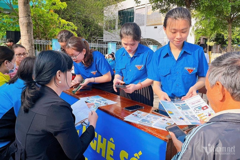 Read more about the article ‘Đi từng ngõ, gõ từng nhà’ làm giấy tờ cần thiết cho người dân Bình Định