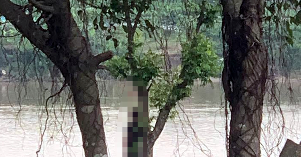 You are currently viewing Khám nghiệm hiện trường vụ thi thể nam giới treo trên cây ở Hà Nội