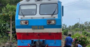 Read more about the article Khoảnh khắc 2 người đi xe máy vượt rào chắn bị tàu khách từ Hà Nội tông tử vong