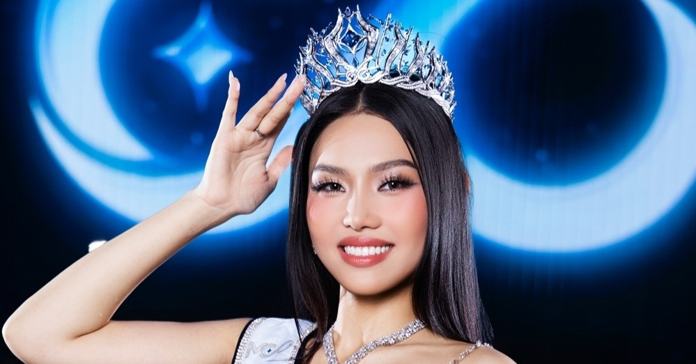 You are currently viewing Á hậu Đỗ Cẩm Ly dở khóc dở cười chụp ảnh với bà ngoại bị nhầm thành mẹ