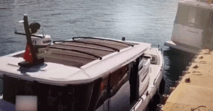 Read more about the article Khoảnh khắc du thuyền phát nổ dữ dội, thuyền trưởng thoát chết kỳ diệu