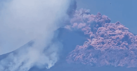 You are currently viewing Khoảnh khắc núi lửa bất ngờ phun trào dữ dội, du khách bỏ chạy thoát thân