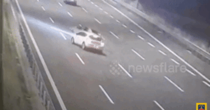 Read more about the article Khoảnh khắc ô tô gặp tai nạn kinh hoàng trên cao tốc, 5 người bị thương