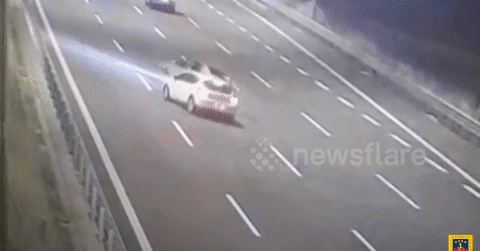 You are currently viewing Khoảnh khắc ô tô gặp tai nạn kinh hoàng trên cao tốc, 5 người bị thương