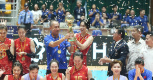 Read more about the article Khoảnh khắc Thanh Thúy, Bích Tuyền nâng Cúp vô địch châu Á