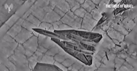 You are currently viewing Khoảnh khắc UAV Israel phá hủy 2 chiến đấu cơ Iran