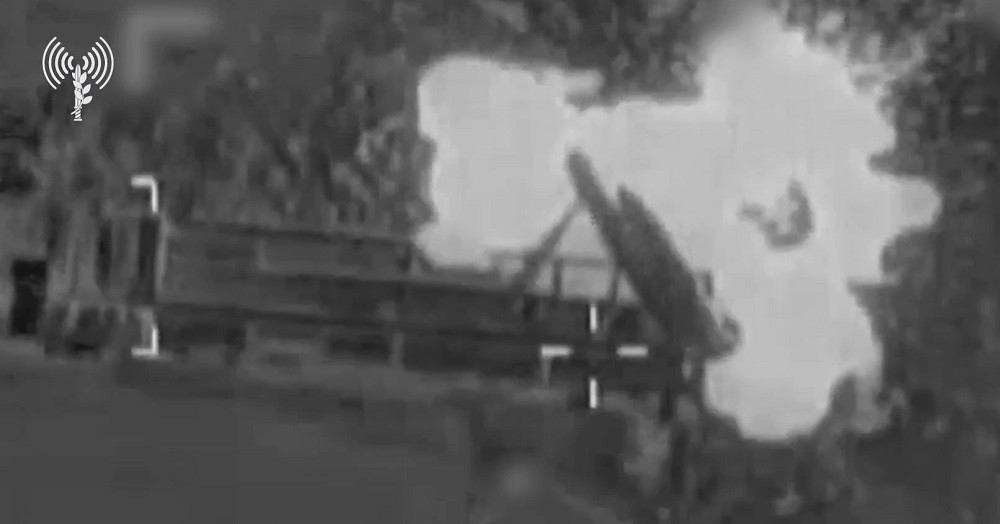 You are currently viewing Không quân Israel tập kích loạt xe phóng tên lửa đạn đạo của Iran