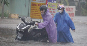 Read more about the article Miền Trung mưa lớn như trút nước