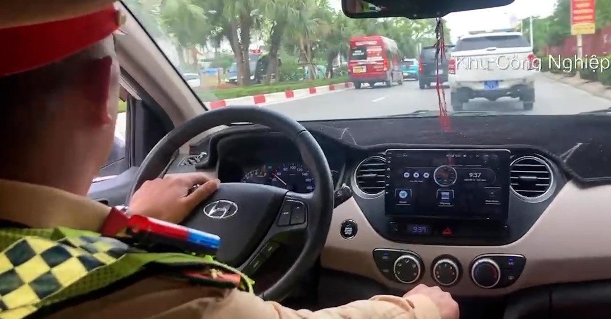 You are currently viewing Kịch tính bên trong khoang lái, cảnh sát mở đường đưa người đột quỵ đi cấp cứu