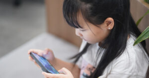 Read more about the article Làm sao để AI hỗ trợ thay vì cản trợ sự phát triển xã hội của trẻ em?